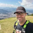 Fábio Palaver de boné e mochila de hidratação na montanha